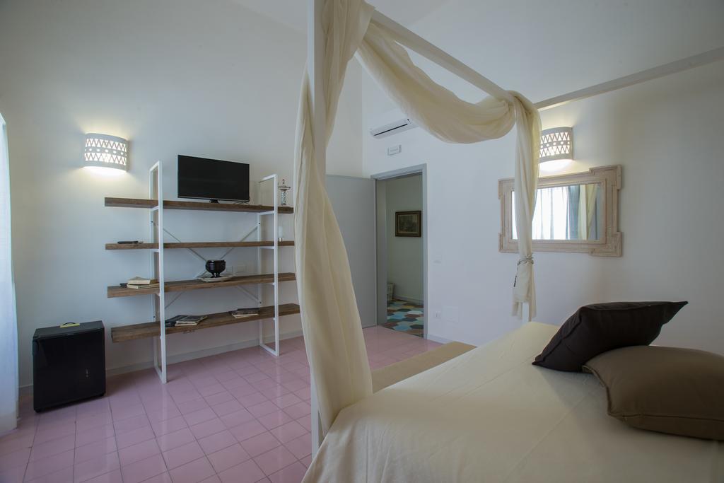 Li Pappi Antico Casale Bed & Breakfast กาลาตีนา ภายนอก รูปภาพ
