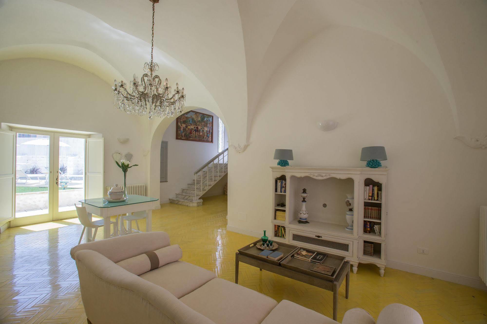 Li Pappi Antico Casale Bed & Breakfast กาลาตีนา ภายนอก รูปภาพ