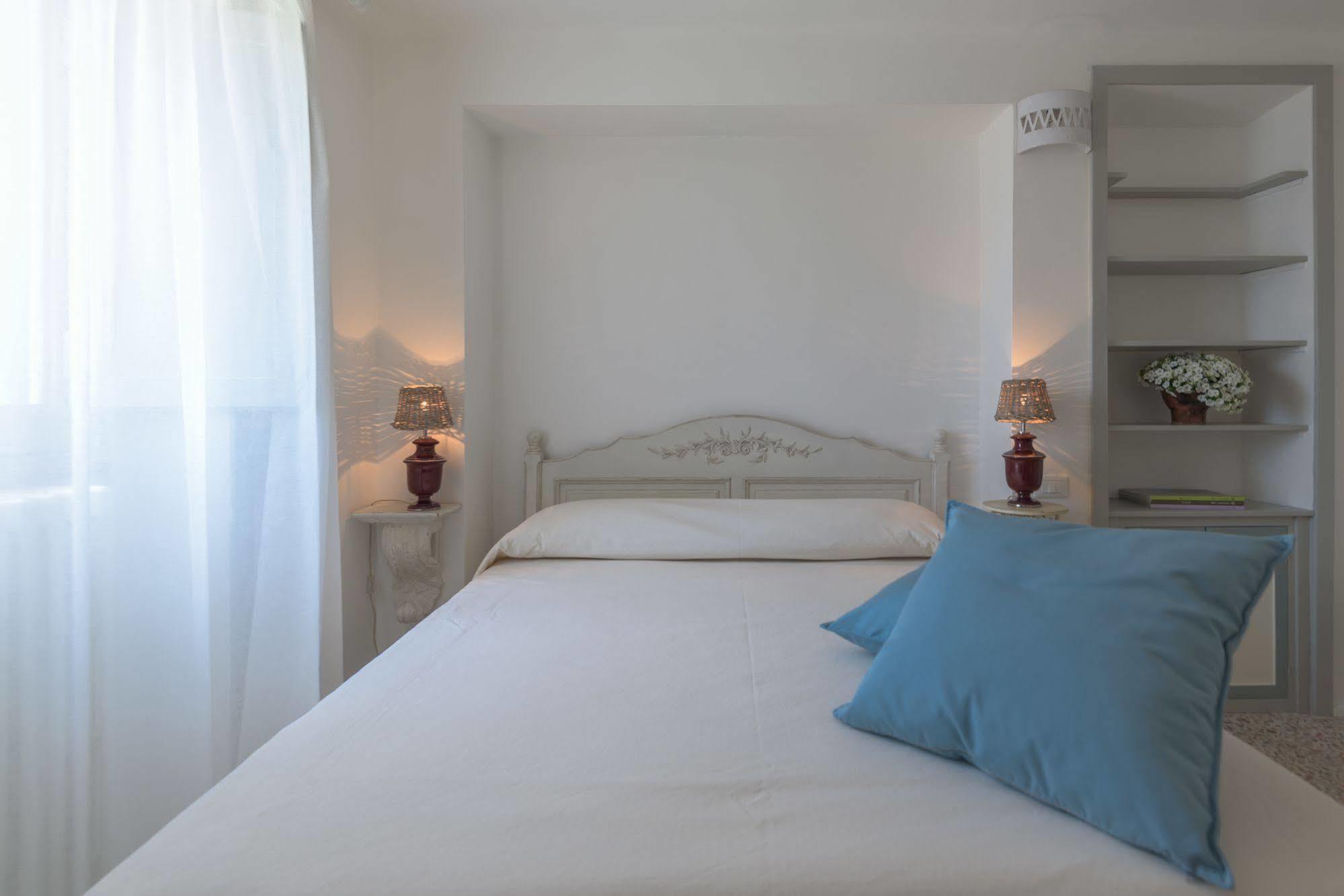 Li Pappi Antico Casale Bed & Breakfast กาลาตีนา ภายนอก รูปภาพ