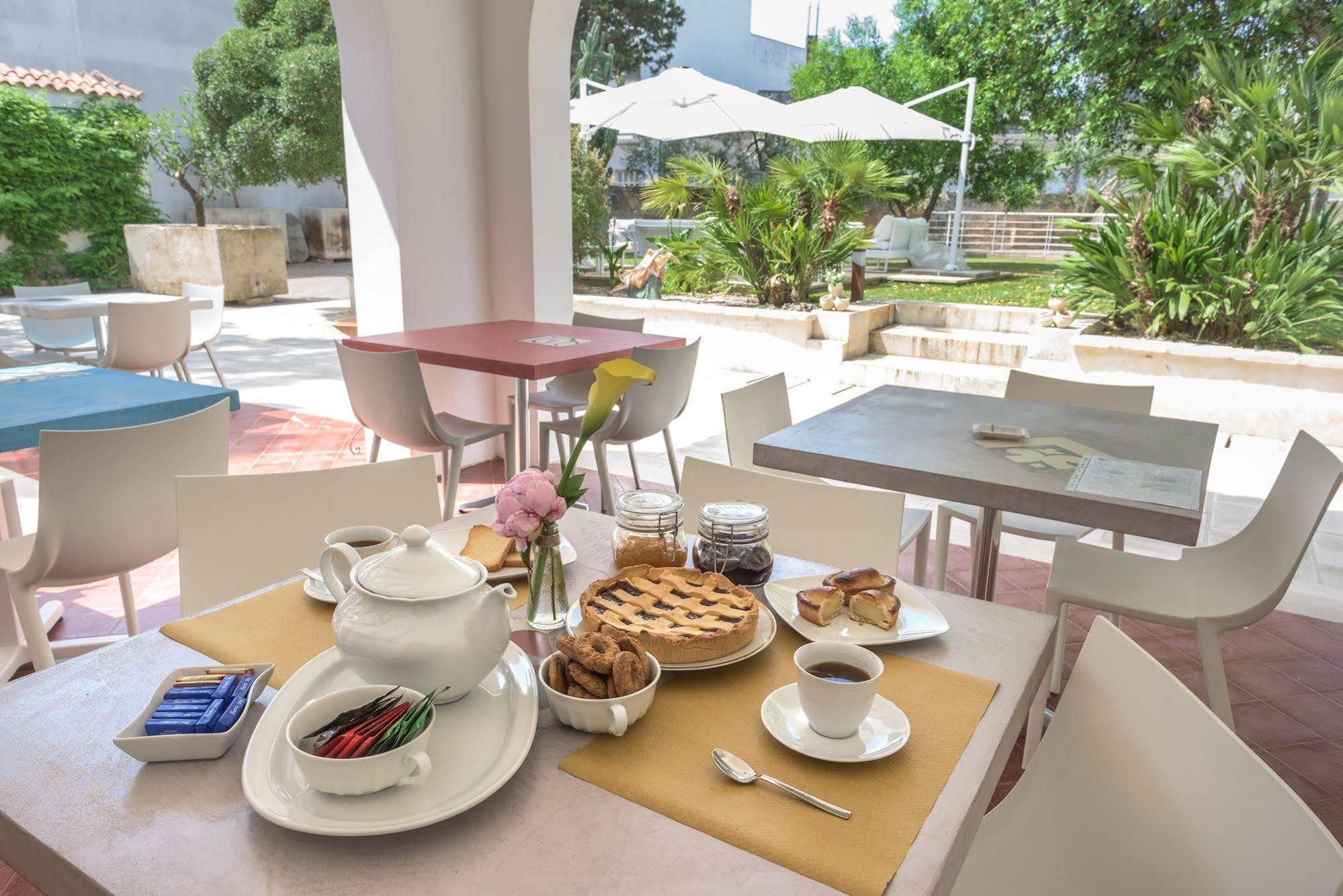 Li Pappi Antico Casale Bed & Breakfast กาลาตีนา ภายนอก รูปภาพ