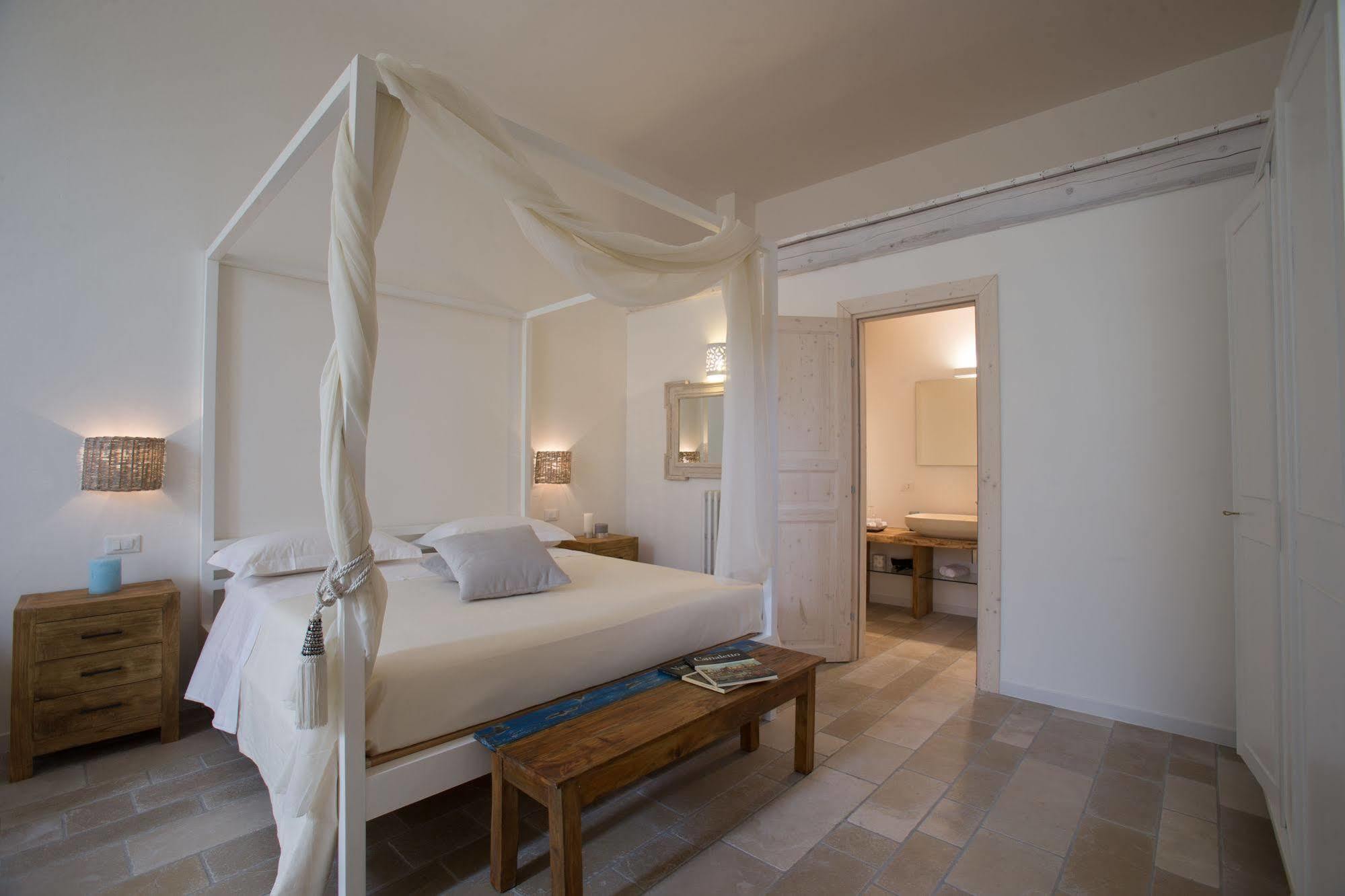 Li Pappi Antico Casale Bed & Breakfast กาลาตีนา ภายนอก รูปภาพ