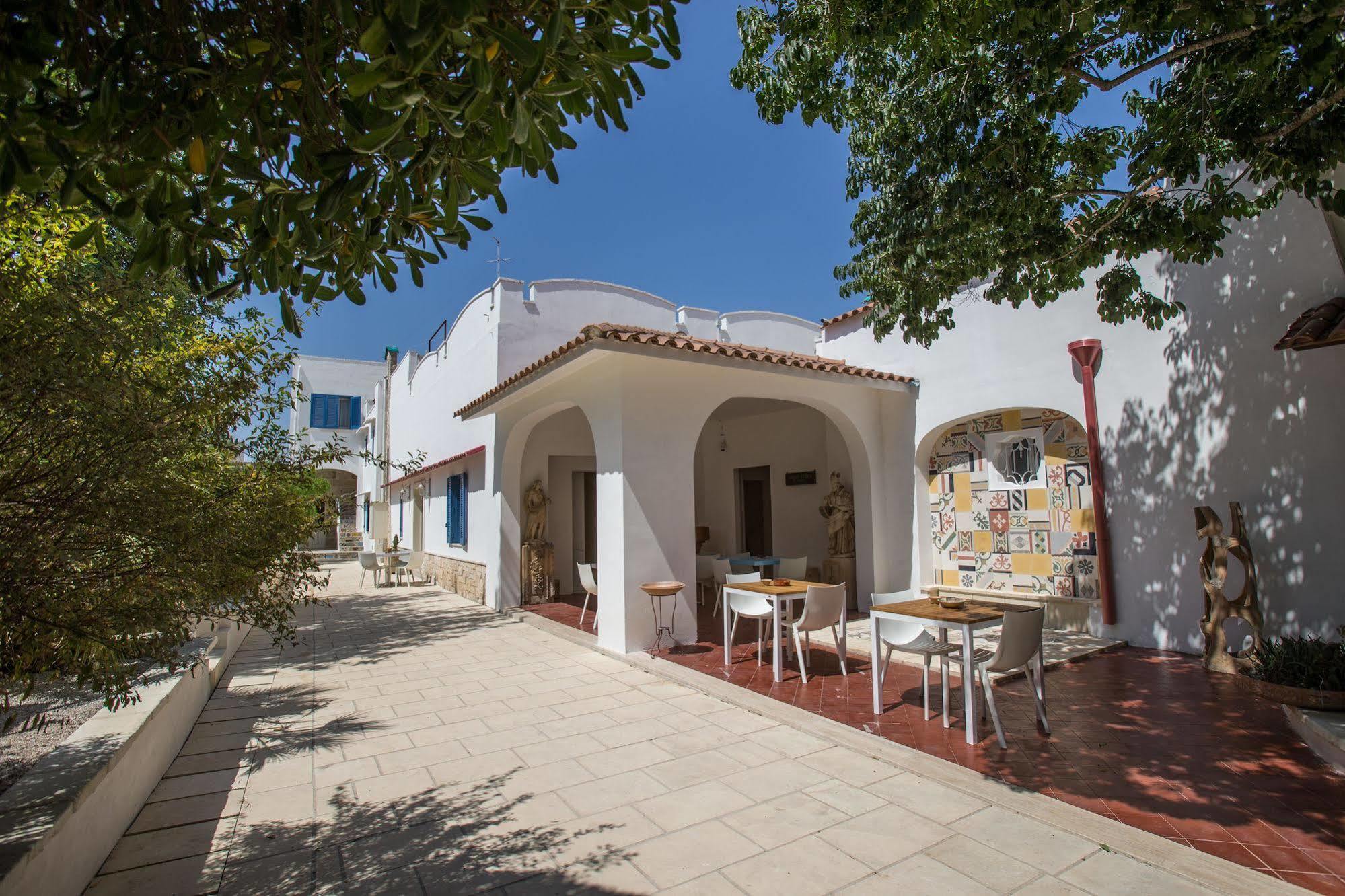 Li Pappi Antico Casale Bed & Breakfast กาลาตีนา ภายนอก รูปภาพ