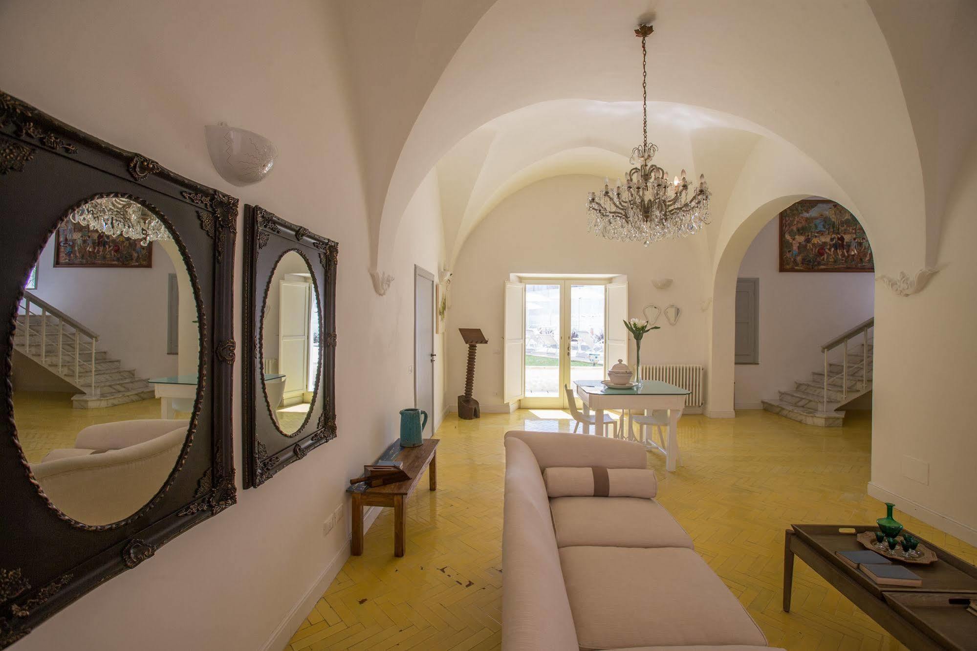 Li Pappi Antico Casale Bed & Breakfast กาลาตีนา ภายนอก รูปภาพ