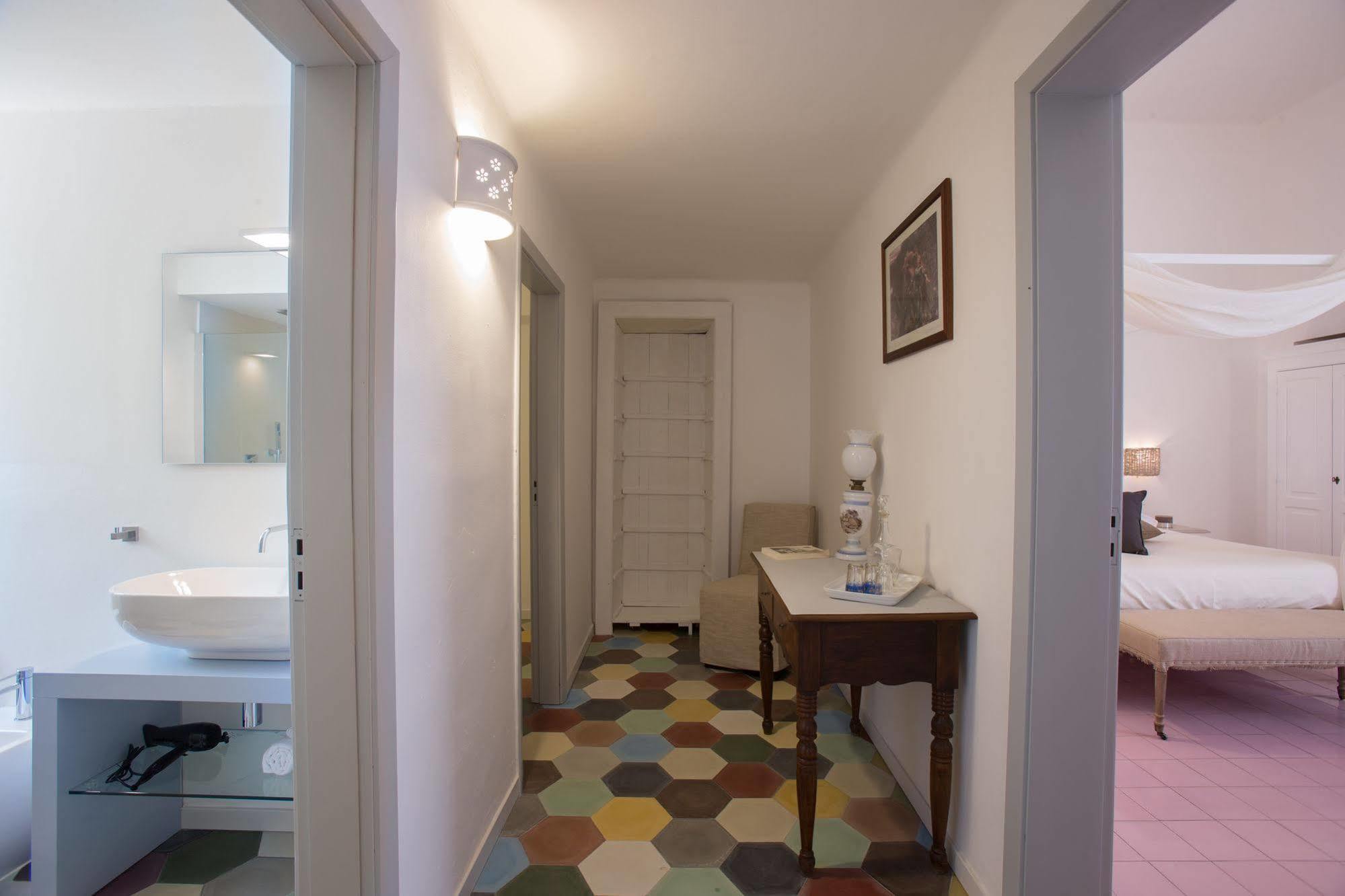 Li Pappi Antico Casale Bed & Breakfast กาลาตีนา ภายนอก รูปภาพ