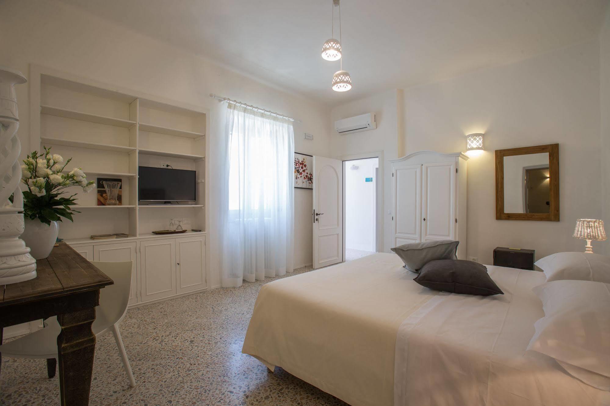 Li Pappi Antico Casale Bed & Breakfast กาลาตีนา ภายนอก รูปภาพ