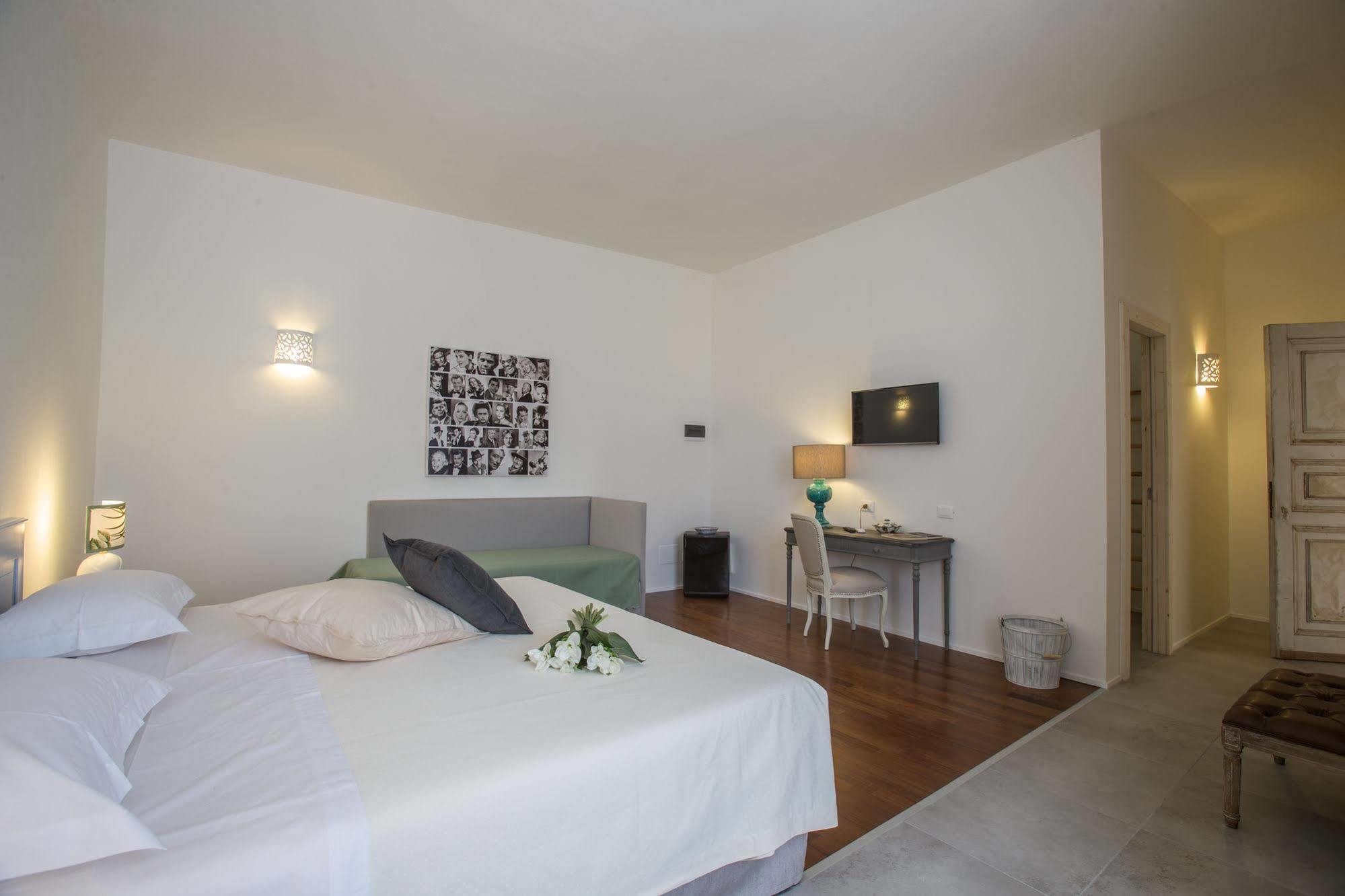 Li Pappi Antico Casale Bed & Breakfast กาลาตีนา ภายนอก รูปภาพ